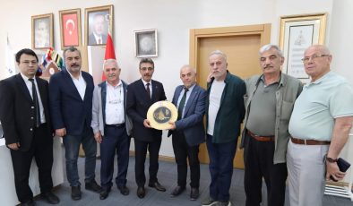 Sakarya Samsunlular Derneği, Erenler Belediye Başkanı Şenol Dinç’i ziyaret etti