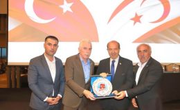Sakarya Muhtarlar Federasyonu’ndan KKTC Cumhurbaşkanı Ersin Tatar’a Plaket