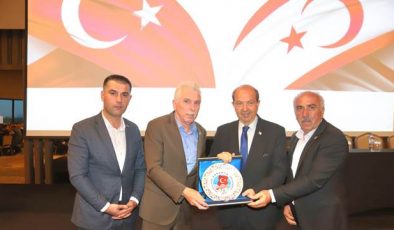 Sakarya Muhtarlar Federasyonu’ndan KKTC Cumhurbaşkanı Ersin Tatar’a Plaket