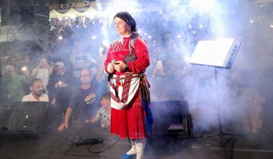 Ünlü Sanatçı Meryem Akyüz, 3. Karadeniz Kültür ve Sanat Festivali’nde coşku yarattı